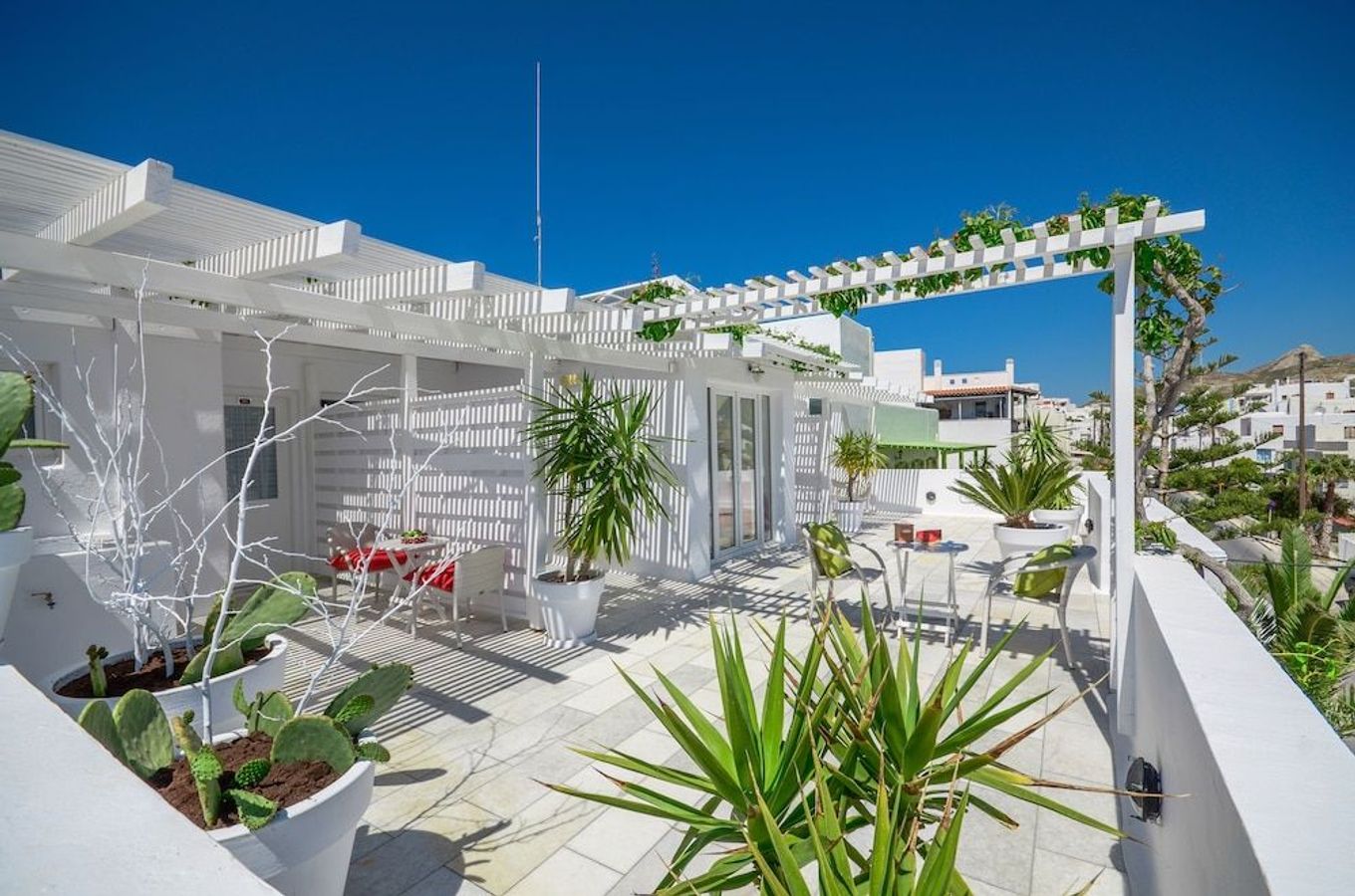På Adriani Hotel i Naxos stad har du möjlighet att boka rum med en härlig terrass.