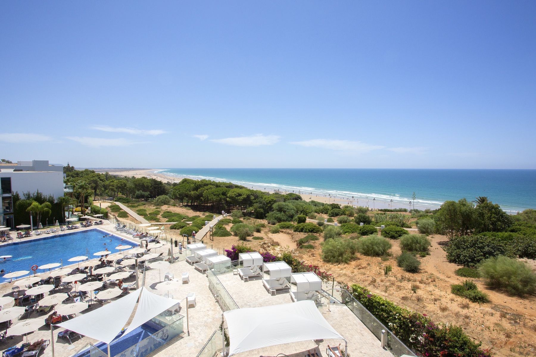 Hipotels Gran Conil & Spa ligger ved siden af stranden og havet uden for Conil de la Frontera i Andalusien