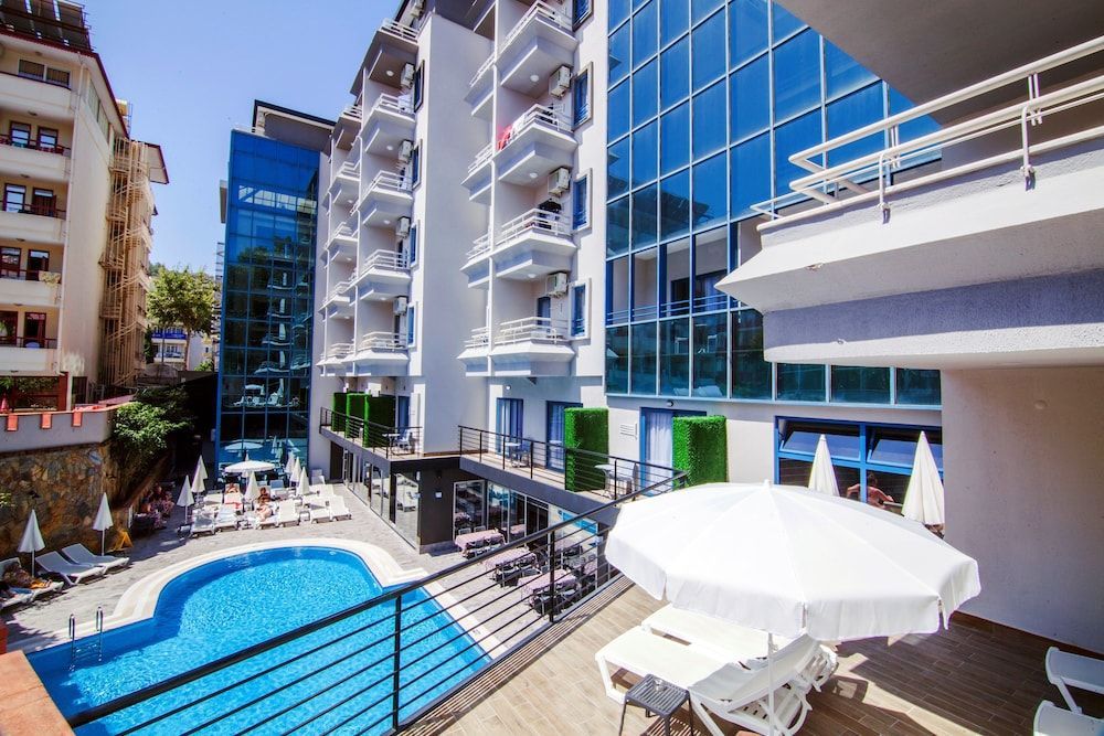 Ramira City Hotel ligger centralt i Alanya och erbjuder boende med balkong. Hotellet är ett vuxenhotell.