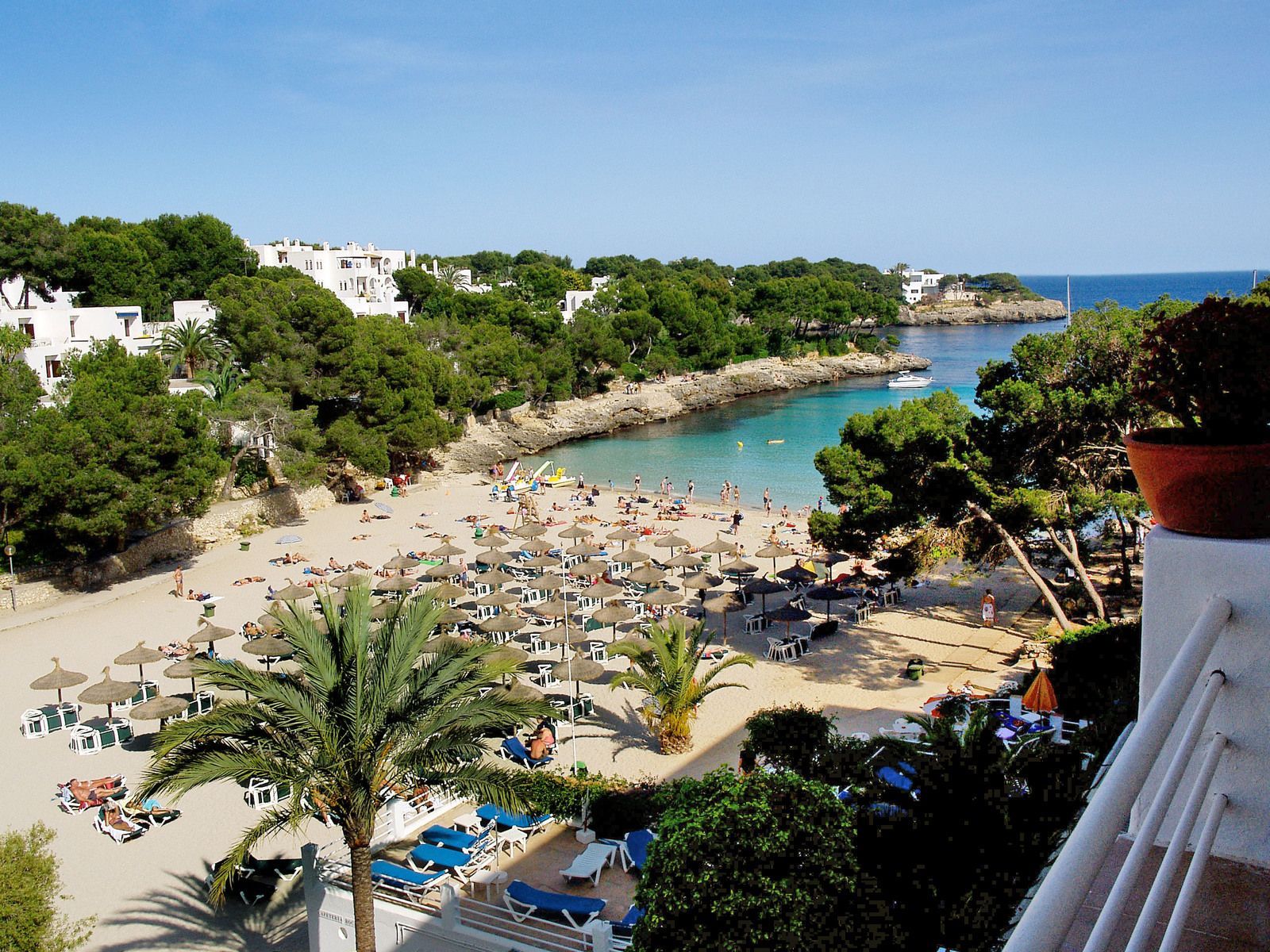TUI BLUE Rocador ligger några få steg från stranden Cala Gran i Cala d'Or - ett vuxenhotell med flera faciliteter.