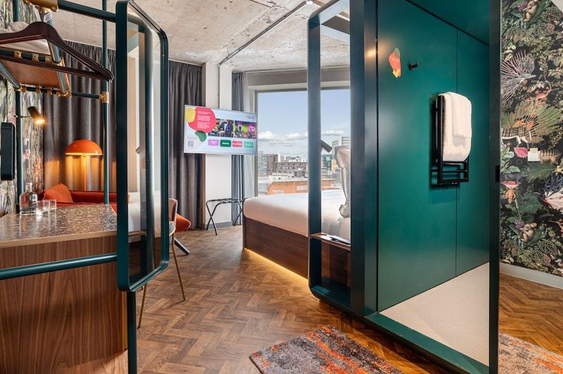 YOTEL Manchester Deansgate - Image 8