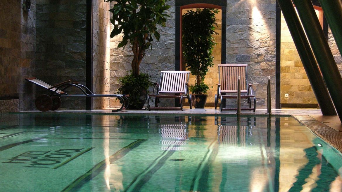 Simma i inomhuspoolen på hotellet i Polen