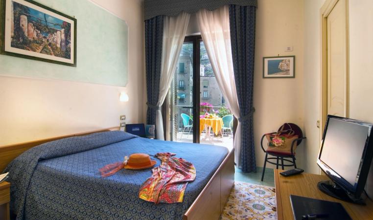 Hotel Santa Lucia Minori værelse med balkon 2