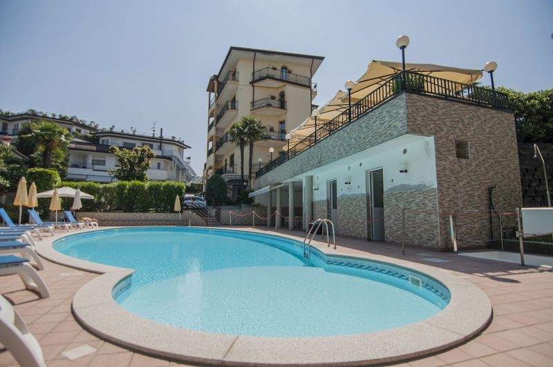 Hotel Flora - Image 1