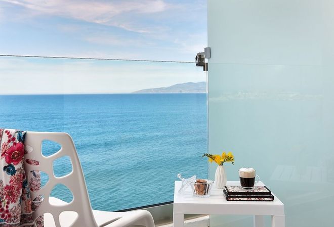 På voksenhotellet Vasia Boulevard Hotel i Hersonissos på Kreta kan du slappe av med utsikt over havet.