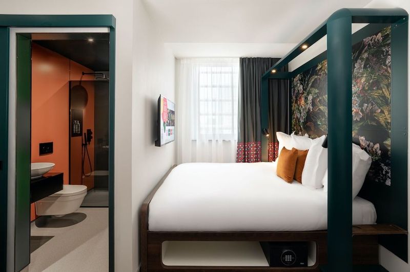 YOTEL Manchester Deansgate - Image 3