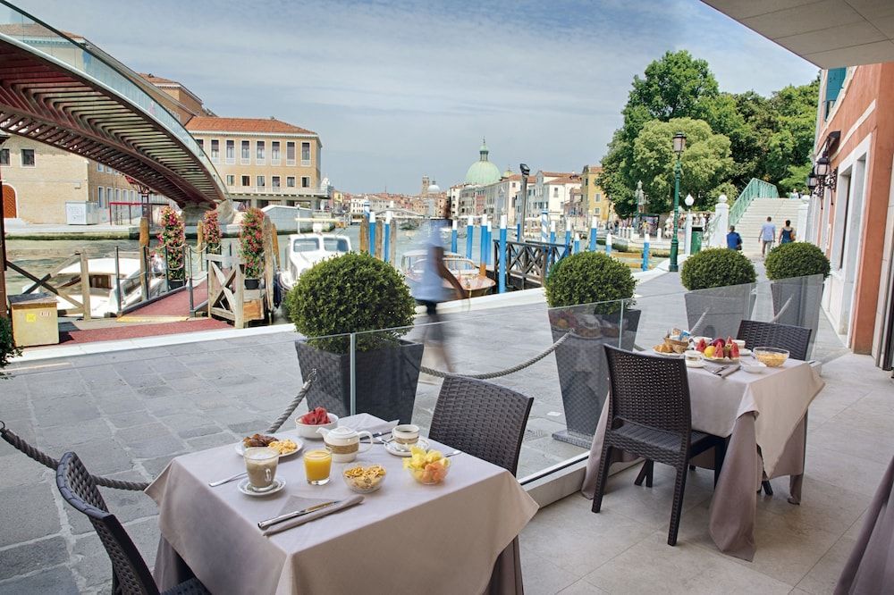 På Hotel Santa Chiara bor du med udsigt til Canal Grande i Venedig