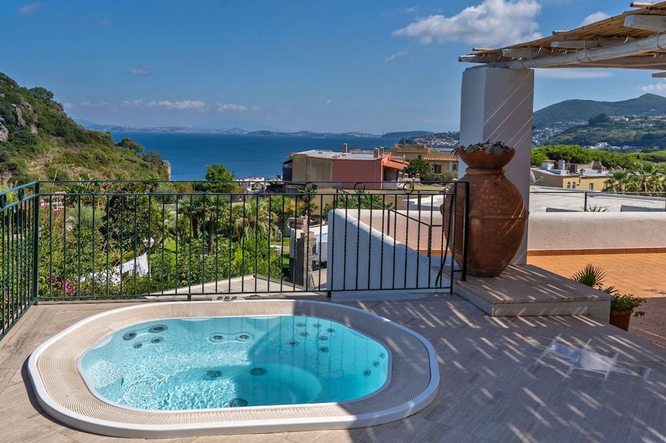 På Botania Relais & Spa kan du booke værelser med udsigt over havet uden for Ischia