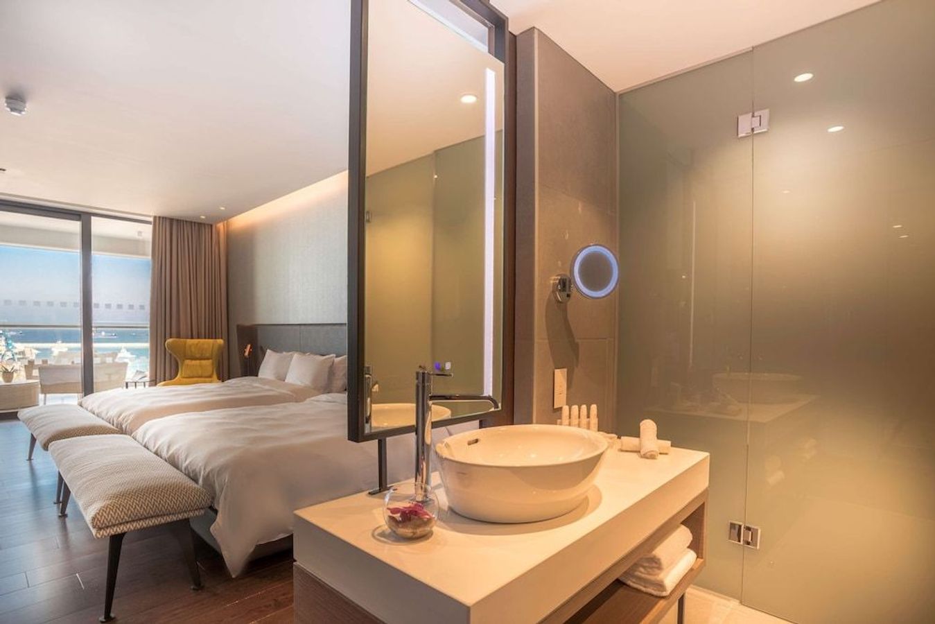 Radisson Blu Hotel Larnaca tilbyder elegant indrettede værelser på et hotel centralt beliggende i byen med en pool på taget og udsigt.