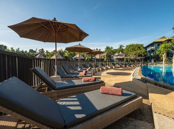 Solsenge ved poolen
