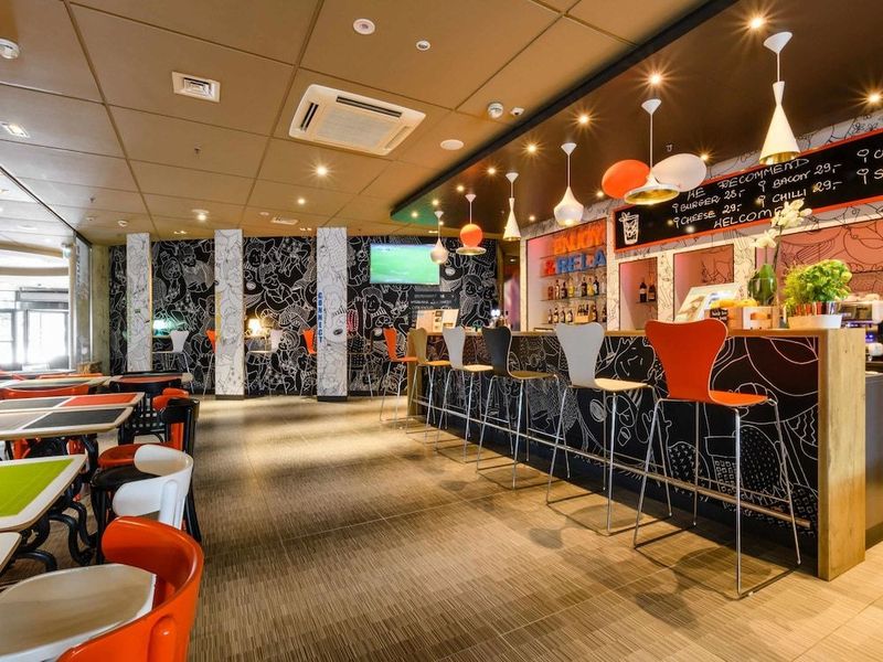 Hotel Ibis Warszawa Stare Miasto - Image 4