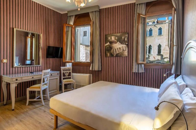 Hotel La Fenice et des Artistes - Image 2