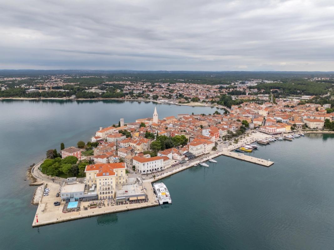 Panoramaudsigt over byen Porec i Istrien i Kroatien