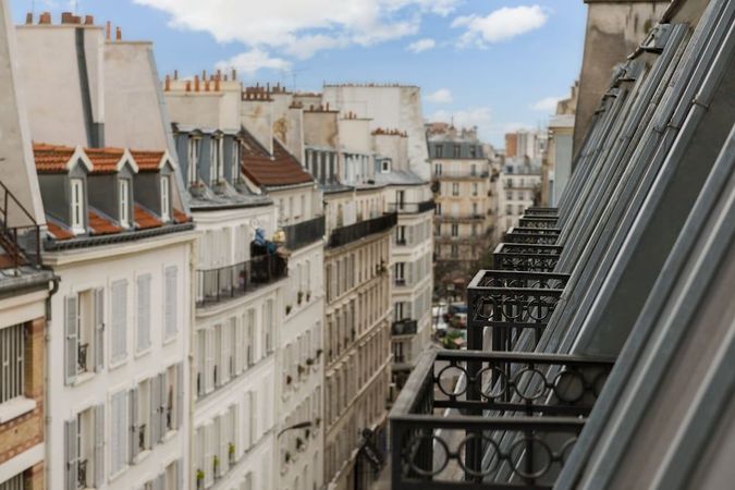Le Mareuil ligger i Marais i Paris og tilbyder værelser med franske balkoner og udsigt.