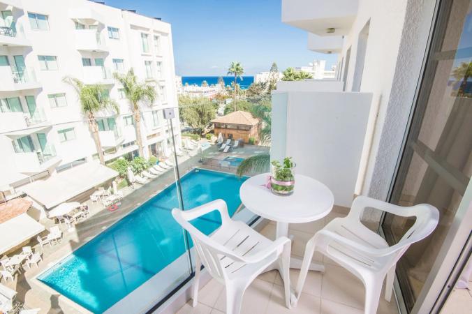 Privat balkon med delvis havudsigt
