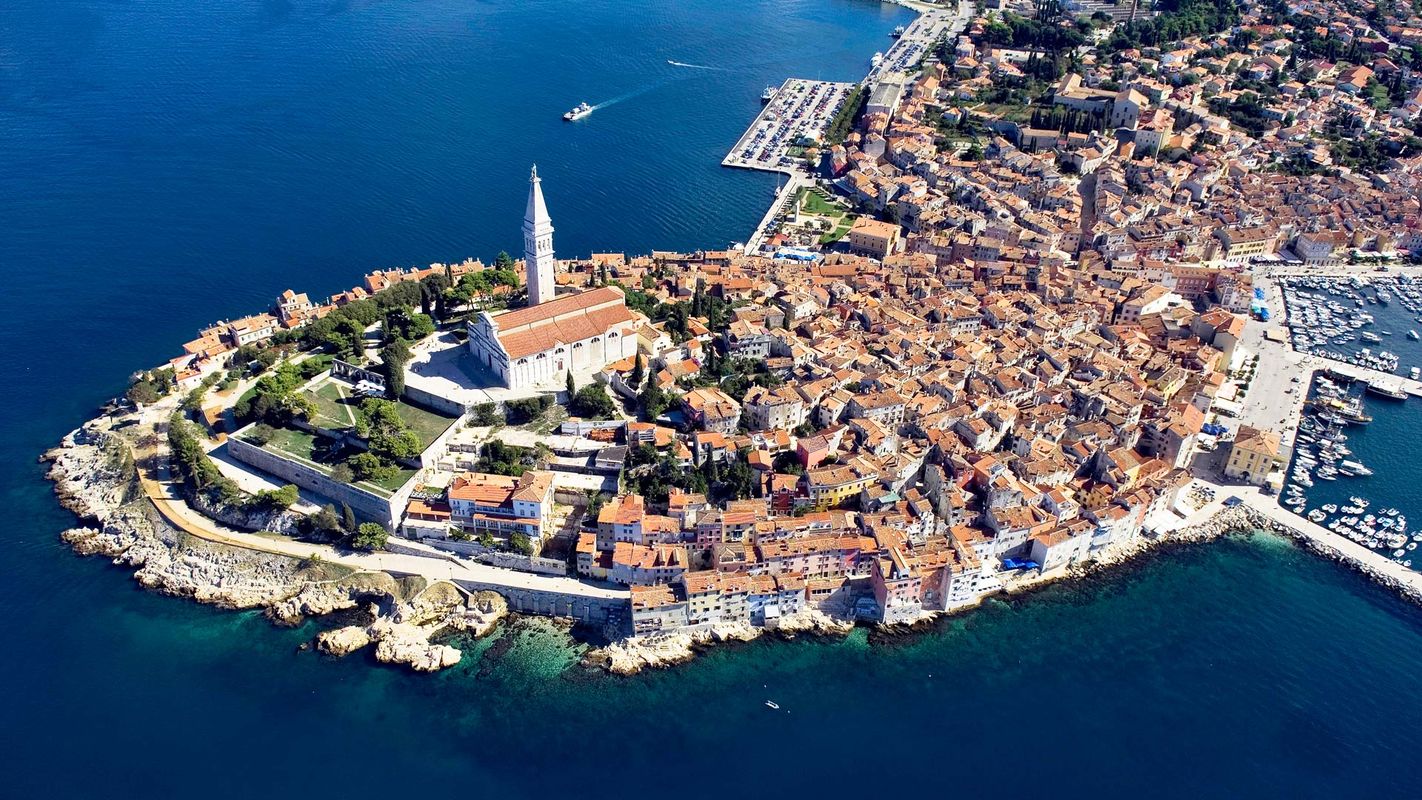 Rovinj, med kirken midt i byen, er kendt som Istriens perle i Kroatien.