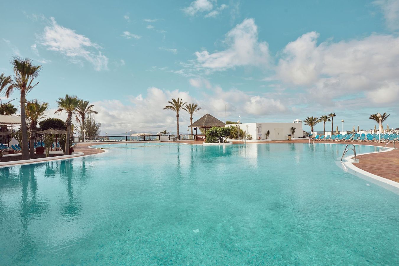 Sandos Papagayo ligger ved sjøen i Playa Blanca på Lanzarote og har et stort bassengområde.