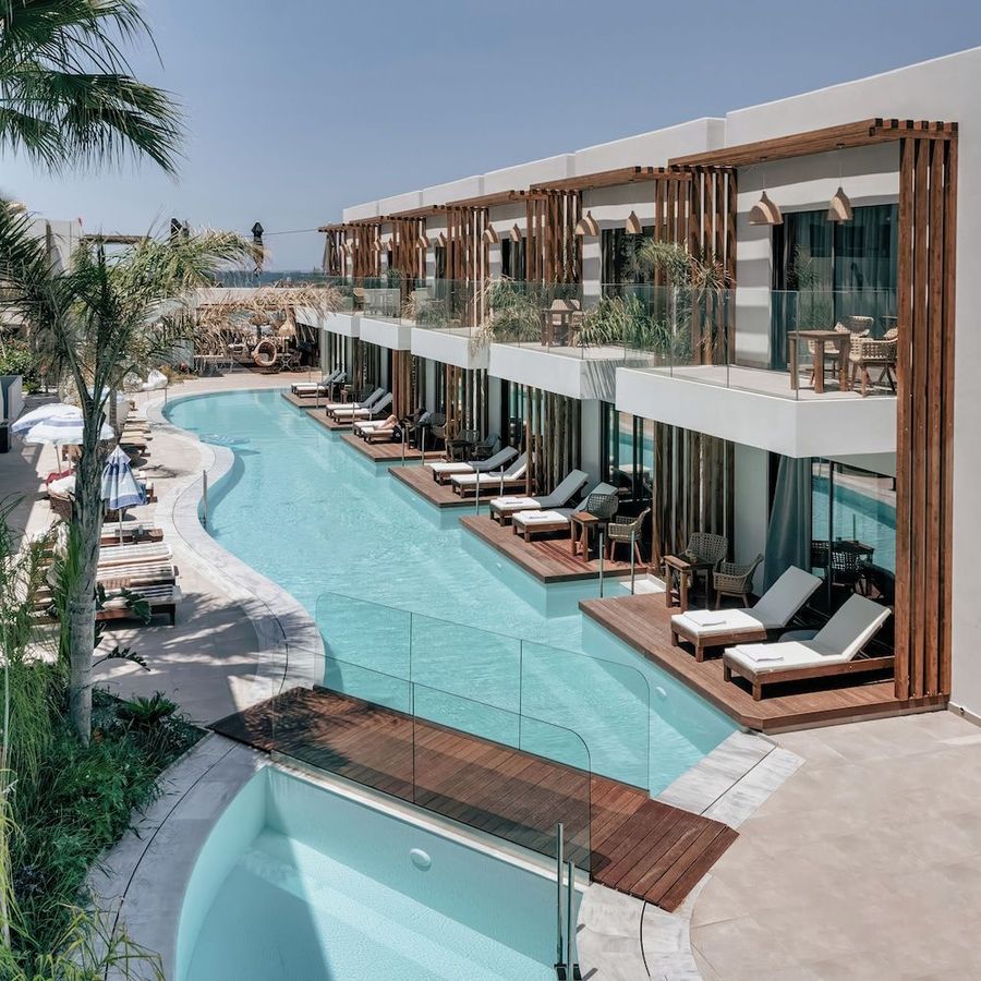 På Galazio Beach Resort på Kreta kan du bestille rom med direkte tilgang til bassenget.
