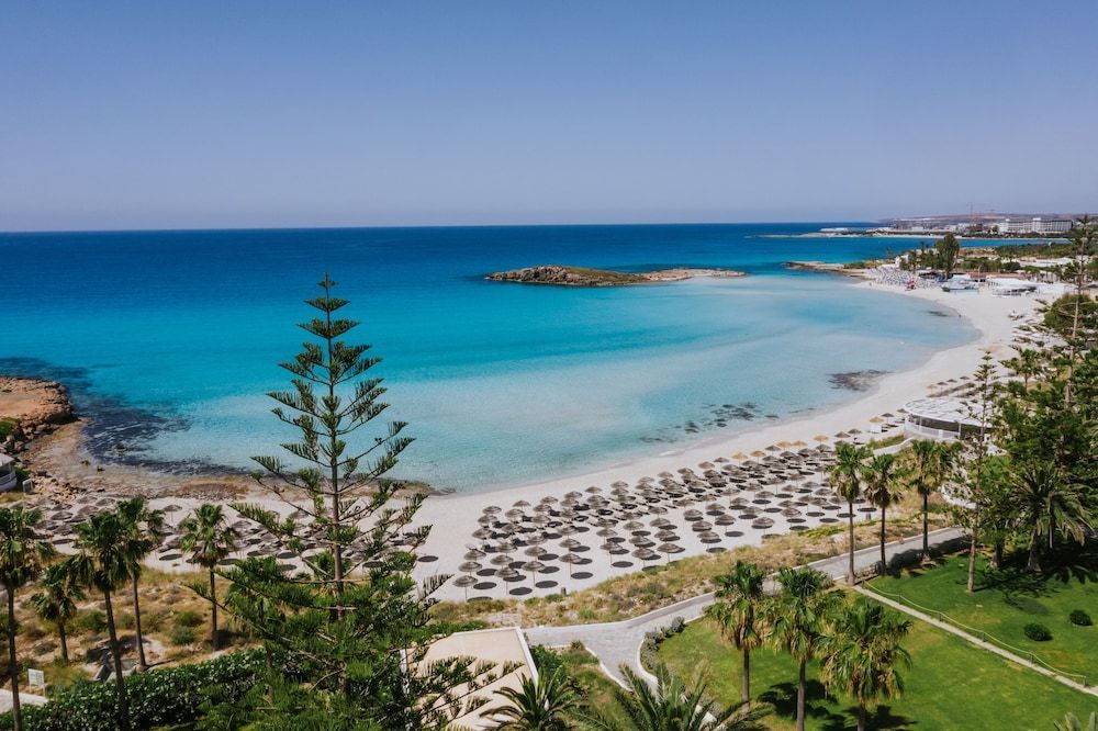 Nissi Beach Resort på Kypros ligger på den vakre hvite stranden med samme navn og inviterer deg til en fantastisk ferie ved krystallklart vann.