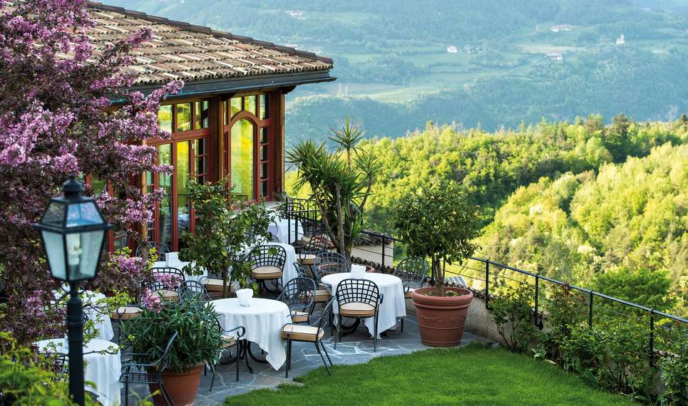 Vackra terrasser på hotell i de italienska alperna
