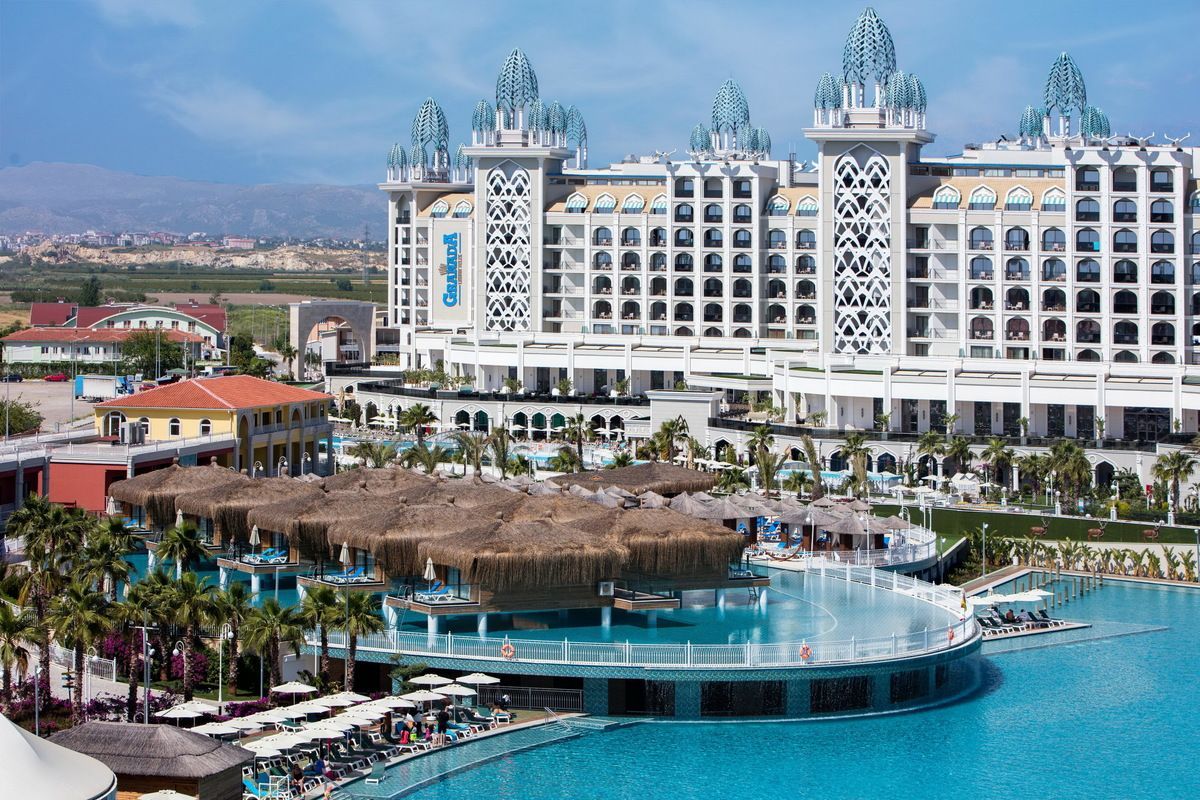 På Granada Luxury Belek i Belek kan du slappe av ved flere forskjellige bassenger