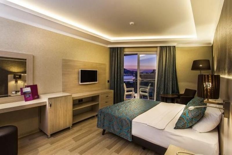 Parador Beach Hotel - Image 2