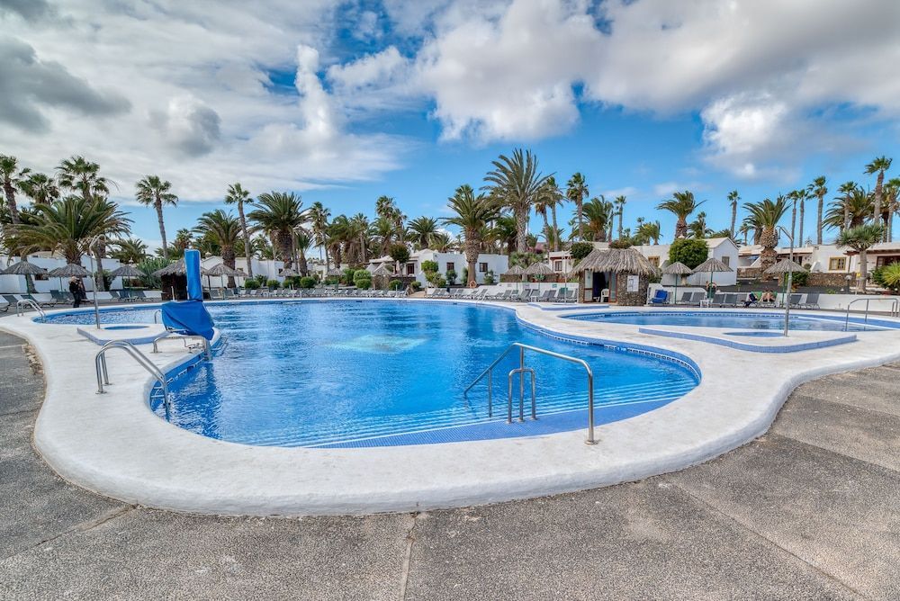 Ona Las Brisas ligger i Playa Blanca på Lanzarote og tilbyder ferielejligheder med egen pool.