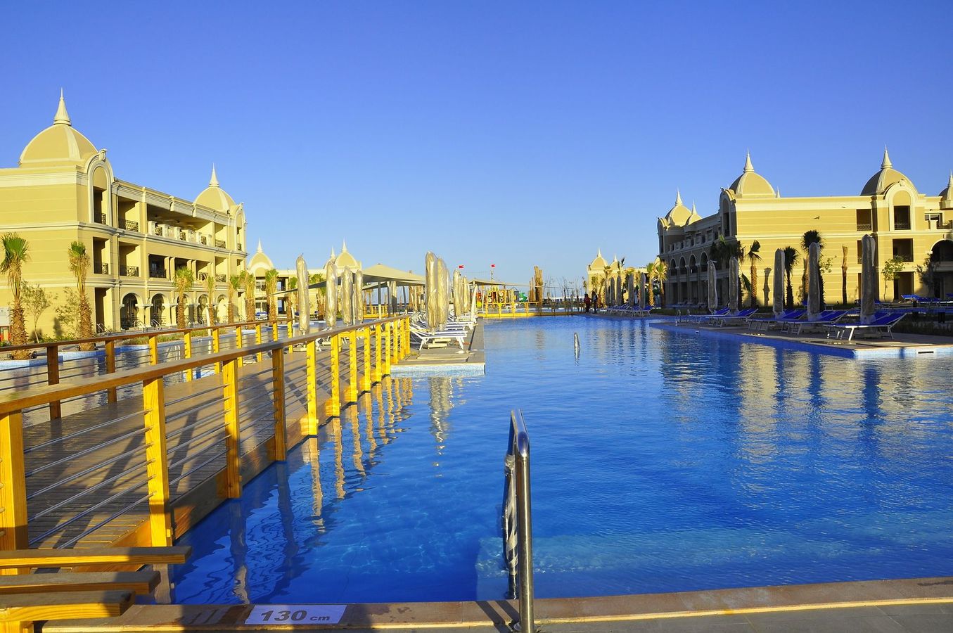 Ta en forfriskende dukkert i bassenget på Titanic Royal i Egypt