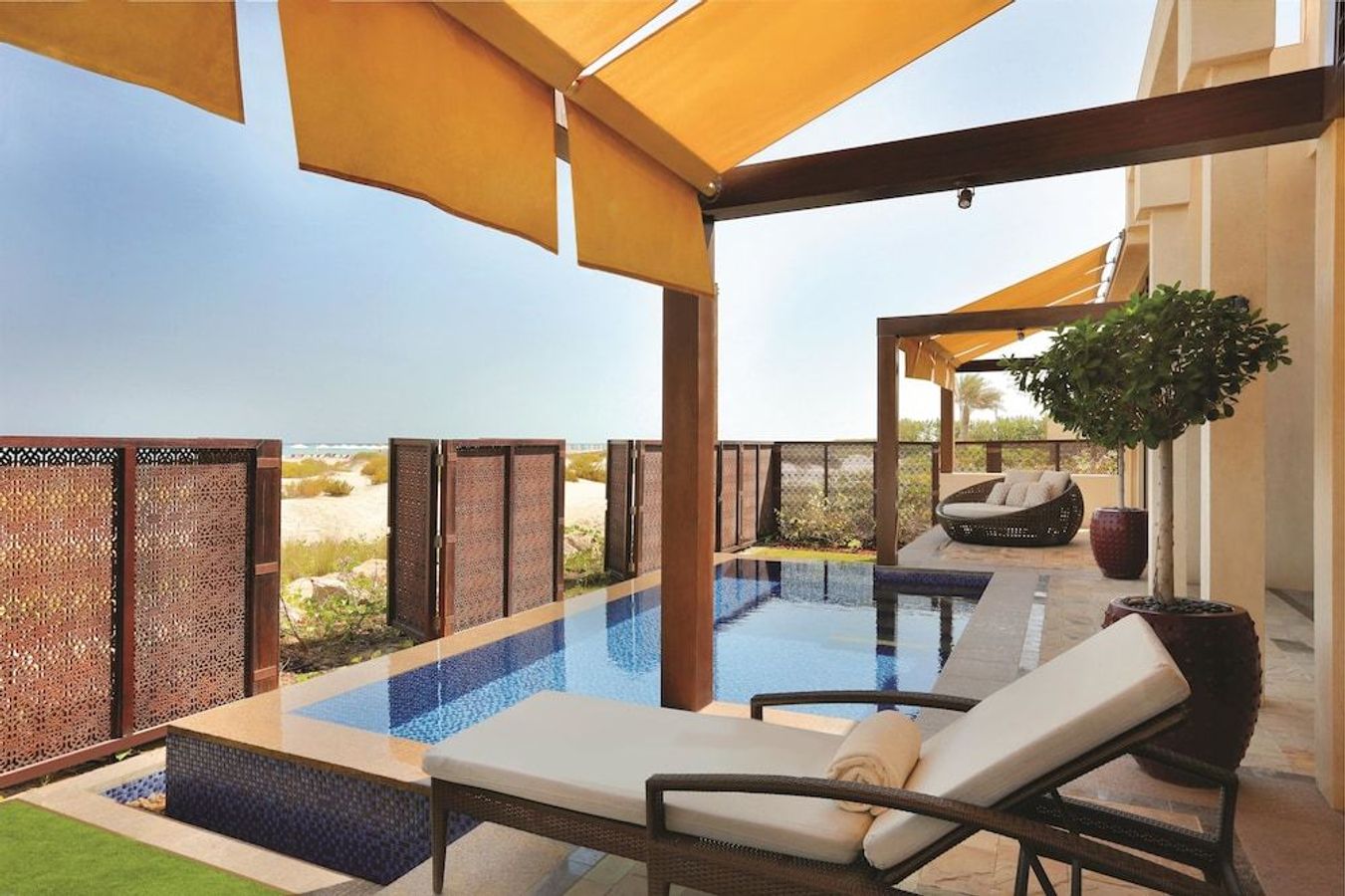 Solsenge på terrassen med udsigt til havet på Park Hyatt Abu Dhabi Hotel & Villas