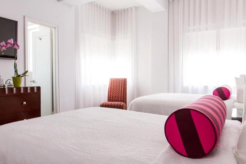 Marseilles Beachfront Hotel - Image 9
