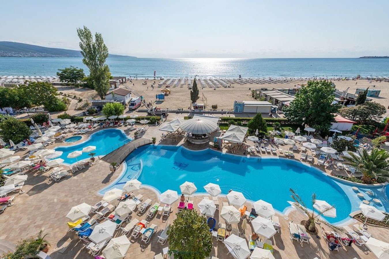 Hotel Neptun Beach ligger midt på stranden i Sunny Beach, Bulgarien, og tilbyder et dejligt poolområde med masser af plads og havudsigt.