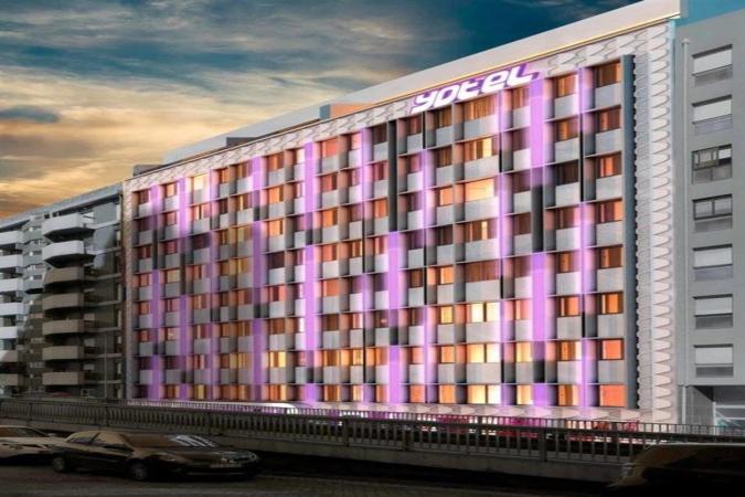 YOTEL Porto är ett modernt hotell som ligger i Porto och erbjuder fint inredda rum och tillgång till gym.