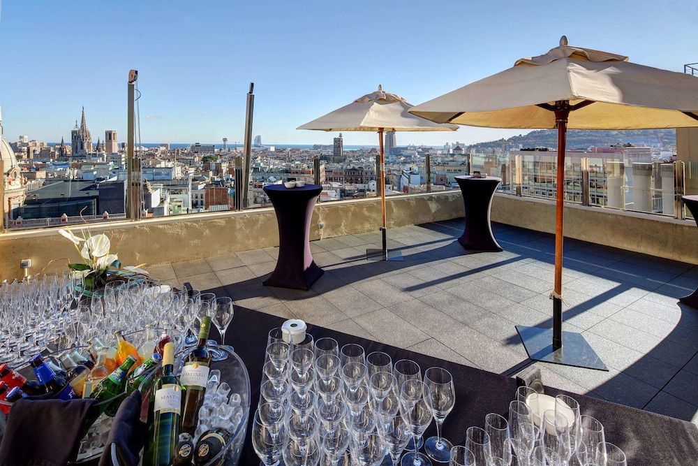 Bo på hotel centralt i Barcelona med tagterrasse og bar