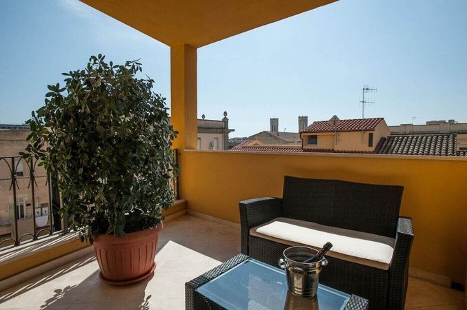 Koppla av på din privata terrass på Hotel Flora i Cagliari på Sardinien. 