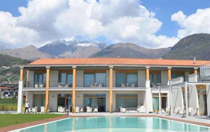 Hotel med pool ud til Comosøen