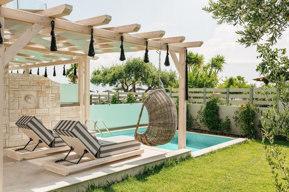 Blue Carpet Luxury Suites - Image 5