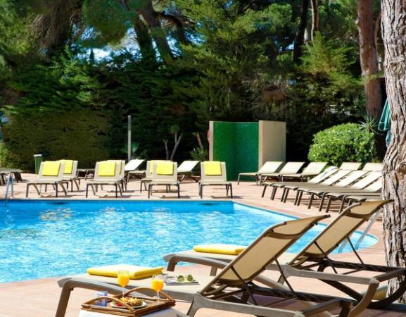 Pool med solsängar