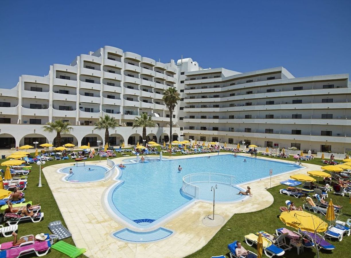 Hotel Brisa Sol tilbyder ferielejligheder i Albufeira i Portugal.