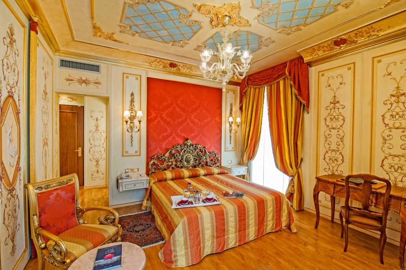 Hotel Regina Palace - Image 7