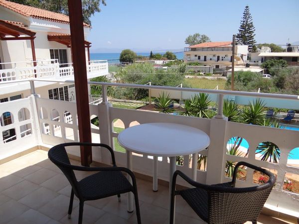 balkon med pool og havudsigt på Perla Beach, Agia Marina - Chania