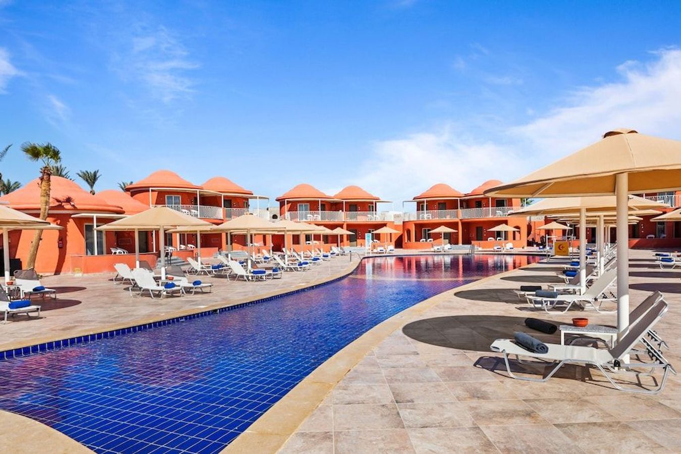 Slapp av ved bassenget på Pickalbatros Laguna Club Resort i Egypt