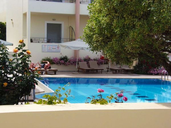 Poolen på Yakinthos Hotel i Agii Apostoli på Kreta