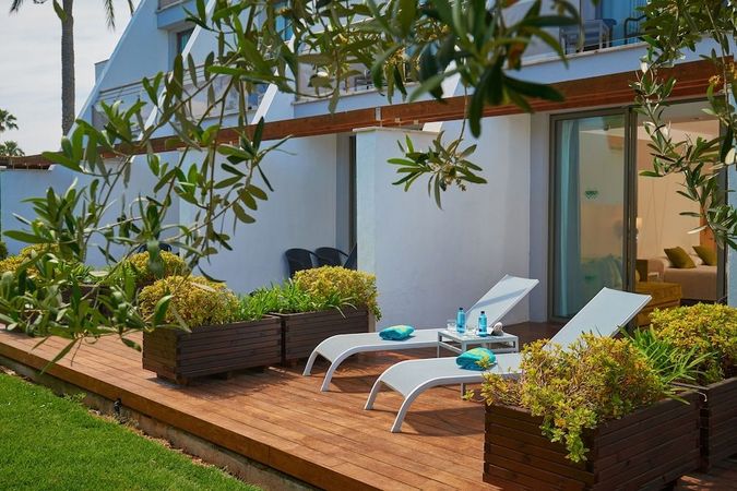 Privat terrasse med solsenge