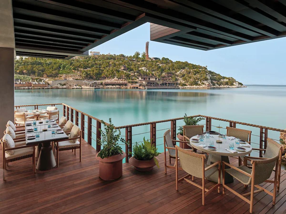 Nyd beliggenheden ved havet på Maxx Royal Bodrum Resort på Bodrum-halvøen.