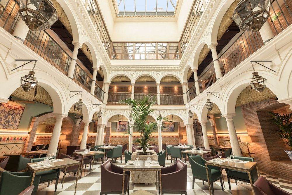 Palacio Solecio er et storslået hotel i det centrale Malaga, beliggende i historiske omgivelser og tilbyder en fremragende restaurant.