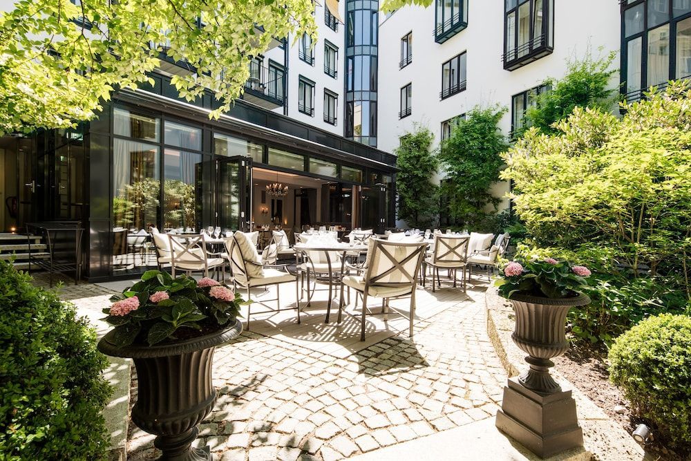 På Munchen Palace Hotel i centrum af München har du adgang til en skøn gårdhave