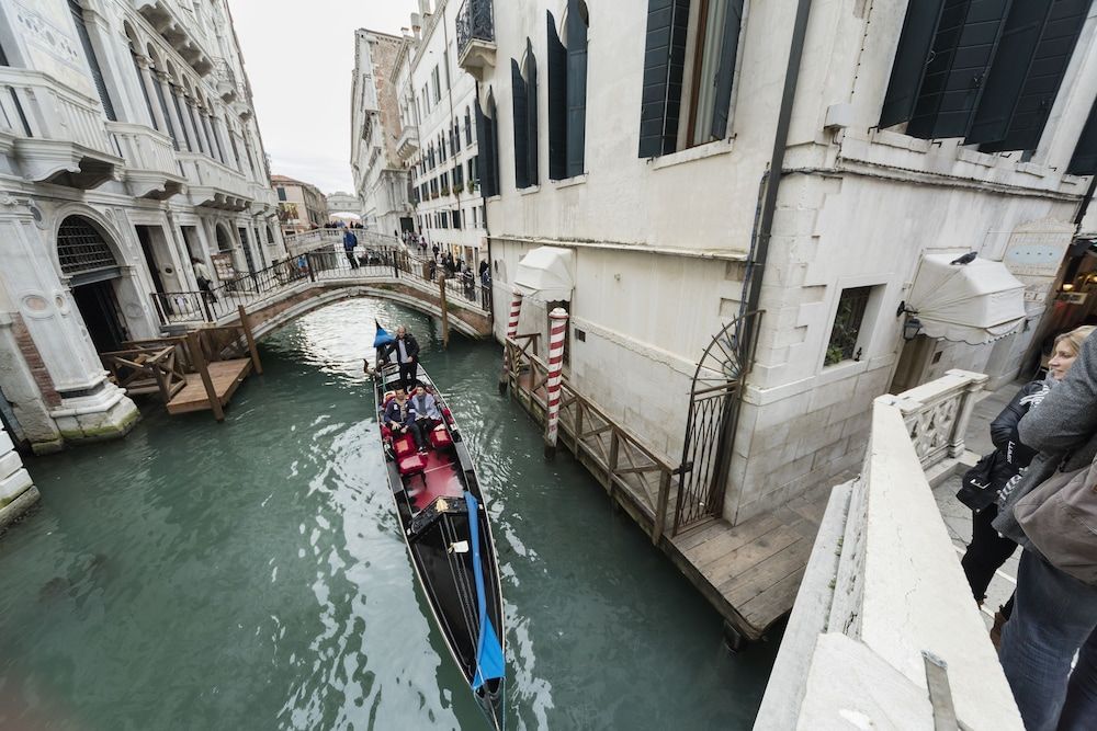 På Hotel Al Ponte Dei Sospiri kan du boka rum med utsikt över Suckarnas bro i Venedig.