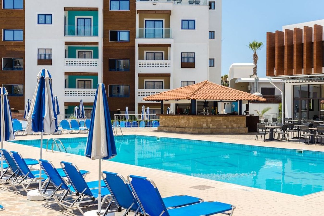 Slapp av ved bassenget på Kefalos Damon Hotel Apartments i Paphos, Kypros