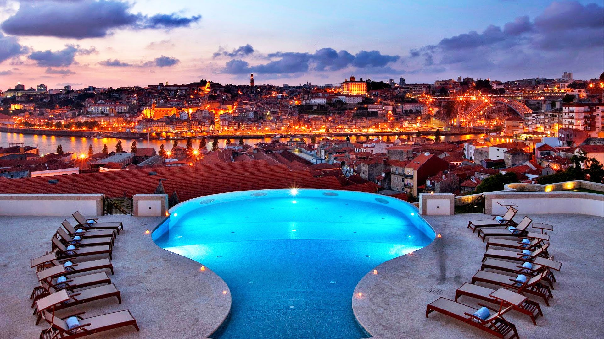 En pool med udsigt på The Yeatman Oporto Hotel i Porto