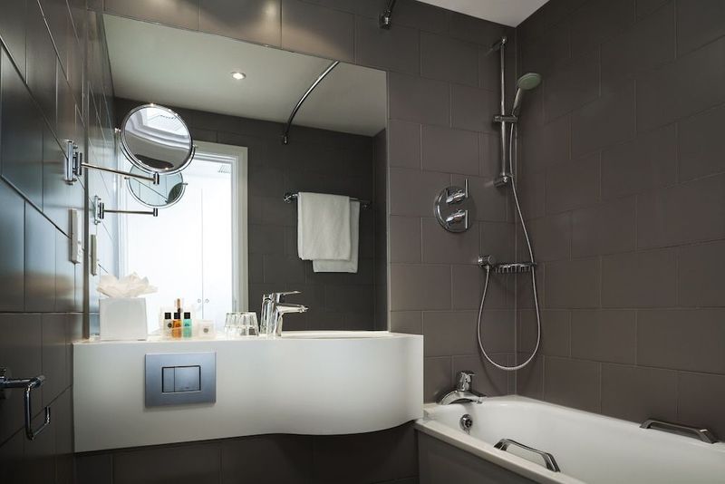Holiday Inn Regents Park - Image 9